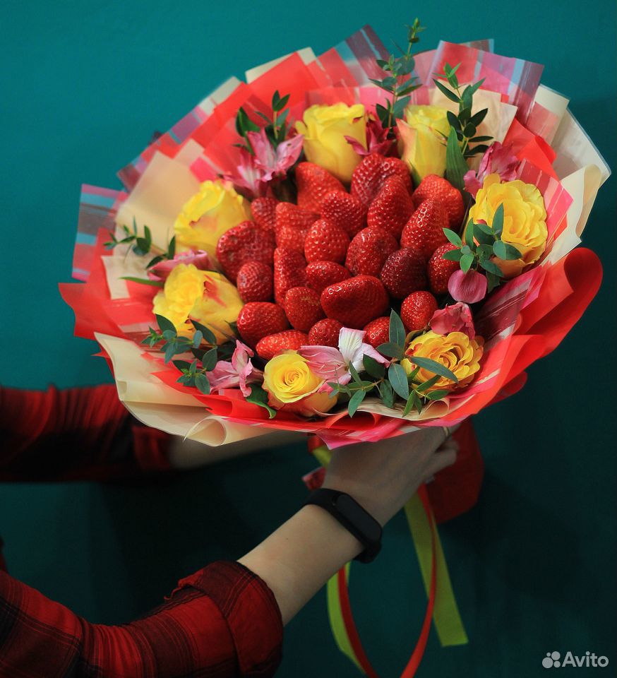 Клубничный букет с цветами купить на Зозу.ру - фотография № 7