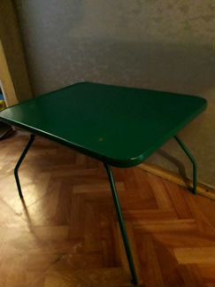 Стол покрашен в зеленый цвет Высота 42 см