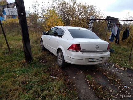 Opel Astra 1.8 МТ, 2011, седан