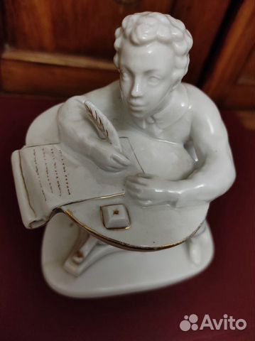 Фарфоровая статуэтка 