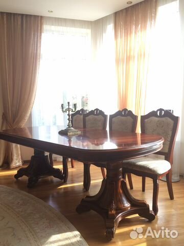 Большой обеденный стол