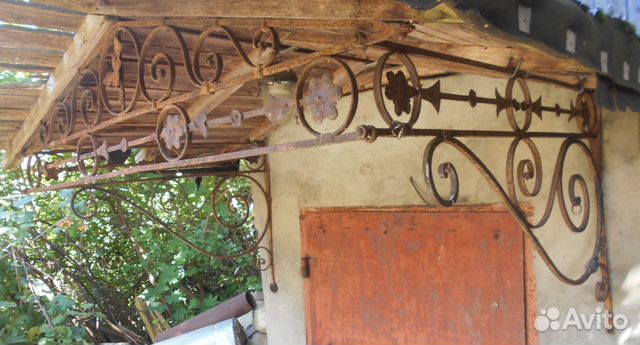 Старинный кованый козырек, над входом— фотография №3