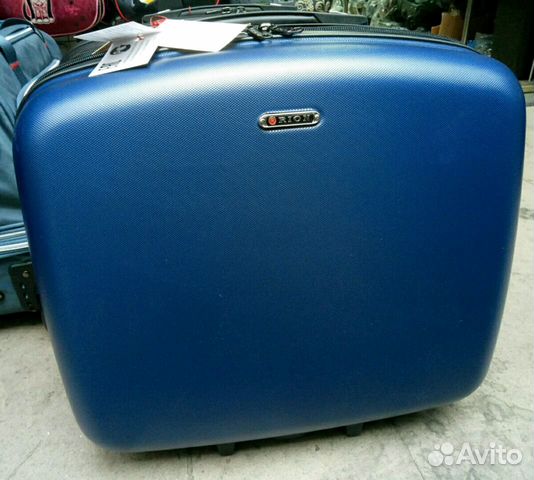 Новый чемодан на колесах кейс-пилот Новый чемодан на колесах кейс-пилот