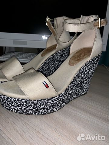 Новые босоножки « Tommy Hilfiger на танкетке р.37 Новые босоножки « Tommy Hilfiger на танкетке р.37