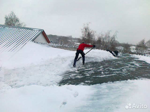 Уборка снега с крыш. Очистка кровли. Снег. Наледь