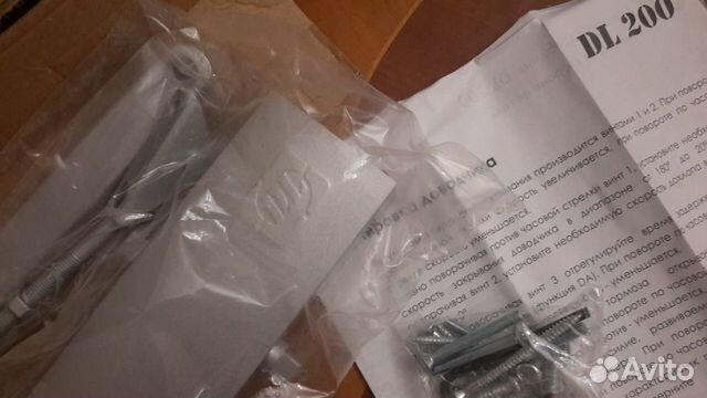 Дверной доводчик