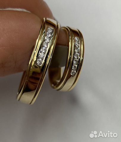 Золотое обручальное кольцо с бриллиантами
