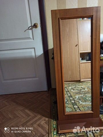 Зеркало в рамке с полочкой для прихожей