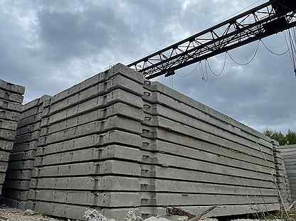 Башенный кран поднимает бетонную плиту массой 2 т на высоту 15 м