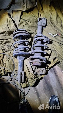 Переднии стойки Hyundai Trajet 2007