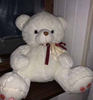 Большой плюшевый медведь