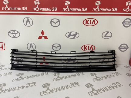 Решотка Бампер средняя Тойота Приус NHW 20