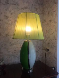 Высокая настольная лампа