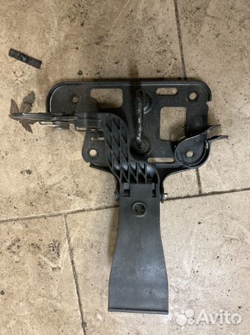 Крюк капота Audi A4 B8 8T0823480