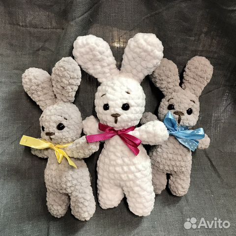 Плюшевый заяц вязаный