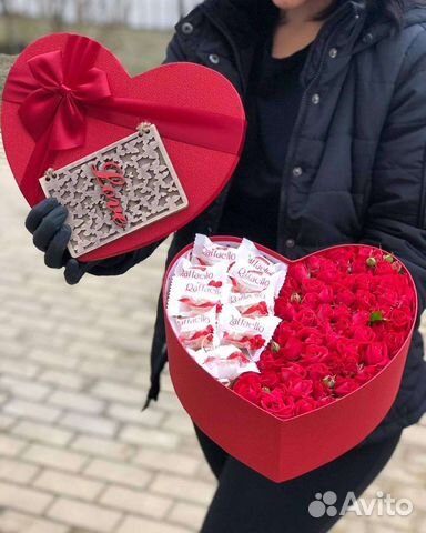 Сердце коробка с цветами и сладостями