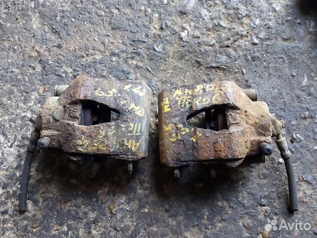 Суппорт передний Фольксваген Гольф5 1.4