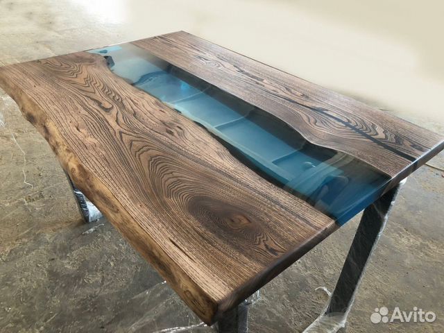 Кухонный стол со столешницей из массива дерева