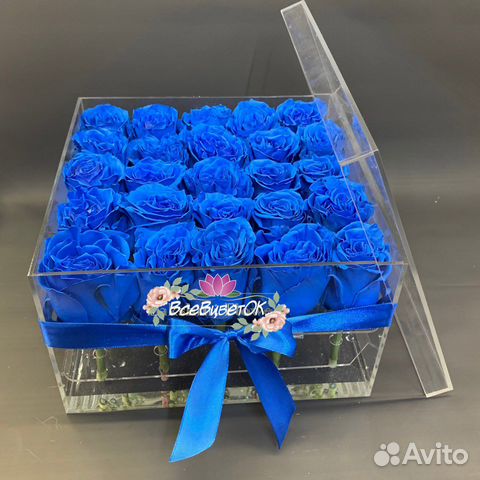 Розы в боксе стеклянной коробке