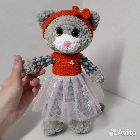 Вязаная плюшевая кошечка в платьице ручной работы