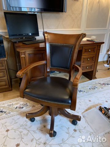 Кресло на ножках для письменного стола