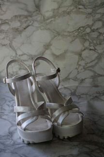 Белые босоножки