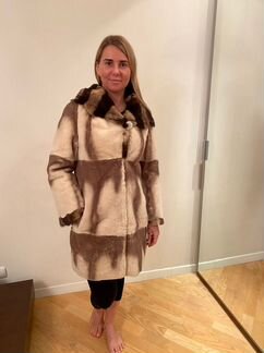 Шуба из ласки с капюшоном из норки бежевая