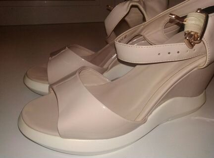 Босоножки на танкетке