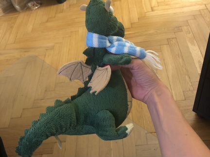 Дракон плюшевый в шарфе