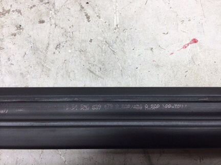 Уплотнитель стекла задний правый Volkswagen Tiguan