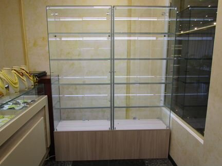 Витрина стеклянная с подсветкой