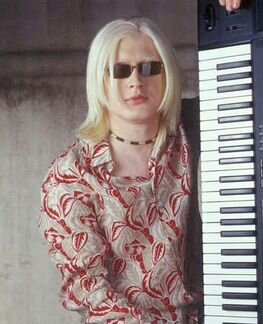 1 преподаватель по фортепиано и синтезатору