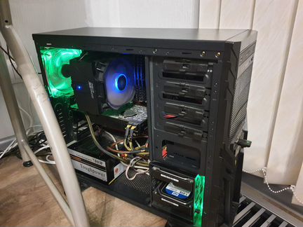 Компьютер в комплекте с монитором и звуком