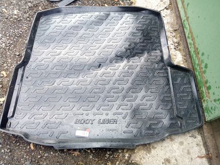 Резиновый коврик в багажник