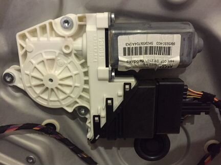 Мотор стеклоподъемника правый задний Шкода Октавия