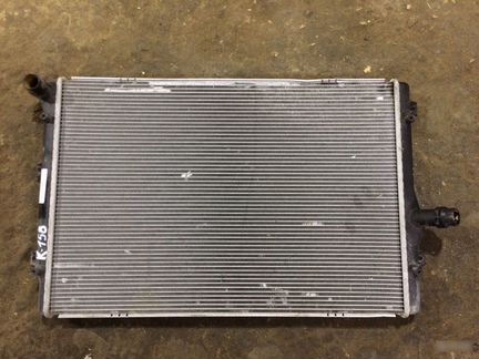 Радиатор двигателя VW Passat B6 / B7