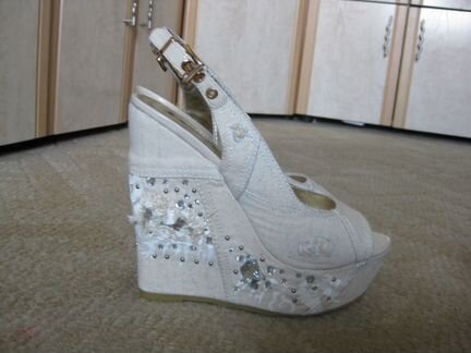 Новые крутые босоножки на платформе