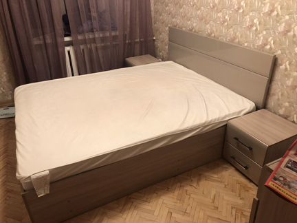 Кровать двуспальная, комод и 2 тумбочки)