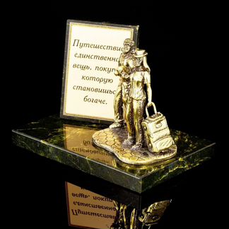 Фигурка на камне 