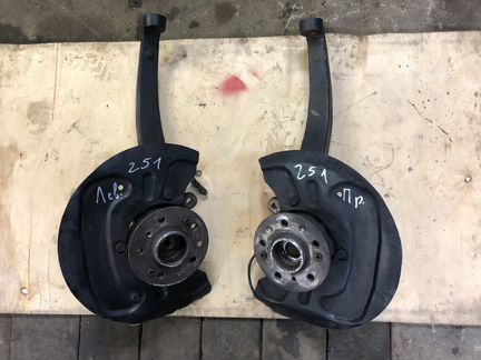 Кулак Mercedes W251 R передний