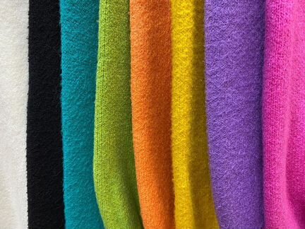 Стильный яркий свитер