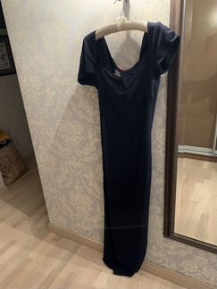 Длинное темно-синее вечернее платье с ассиметричны