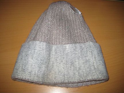 Серая шапка с пайетками