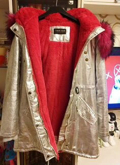 Куртка-парка серебряная с ярко-розовым мехом