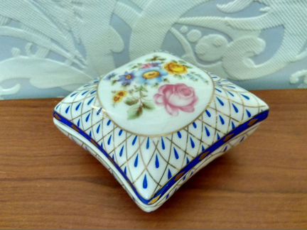 Шкатулка фарфоровая