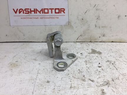 Петля двери передняя правая Volkswagen Passat B7