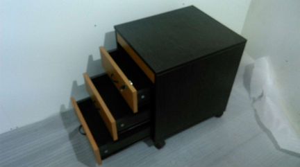 2е тумбы с ящиками, на колёсиках, с замком