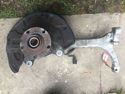 Поворотный кулак передний левый Audi A4 8E