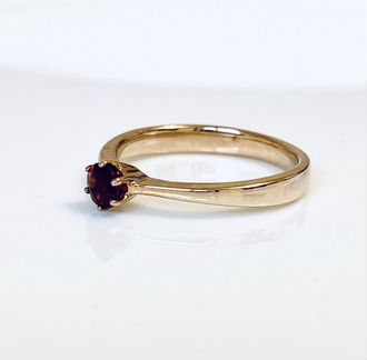 Золотое кольцо с гранатом