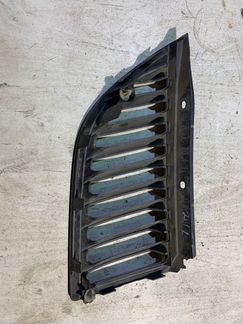Решетка радиатора передняя левая Mitsubishi Galant